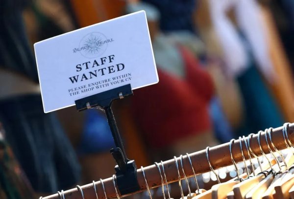 数魅优配 英国惊现“工资危机”！职位空缺暴跌，央行降息近在眼前？